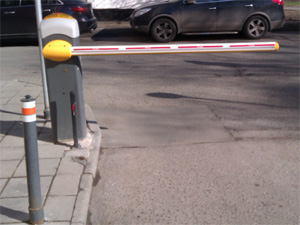 установленный на въезде ТСЖ шлагбаум Came Gard 4040