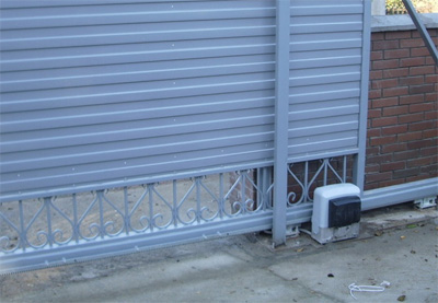 Установленный привод CAME BK-1200 для сдвижных откатных ворот