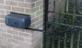 Установленный привод CAME FERNI 1000 на распашные ворота