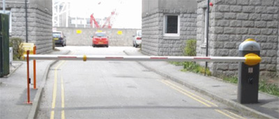 Шлагбаум CAME GARD 8000/6 во дворе